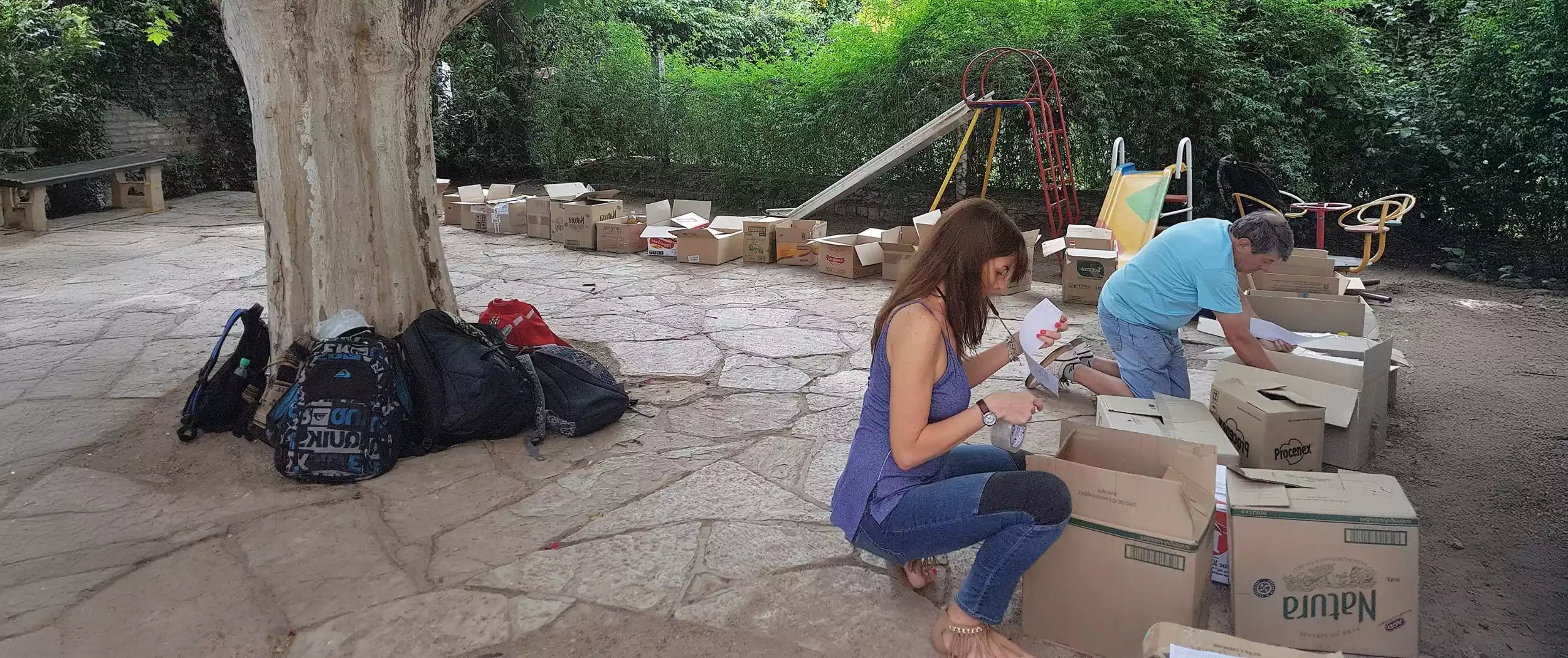 Voluntarios de Una Gota de Salud armando módulos alimentarios