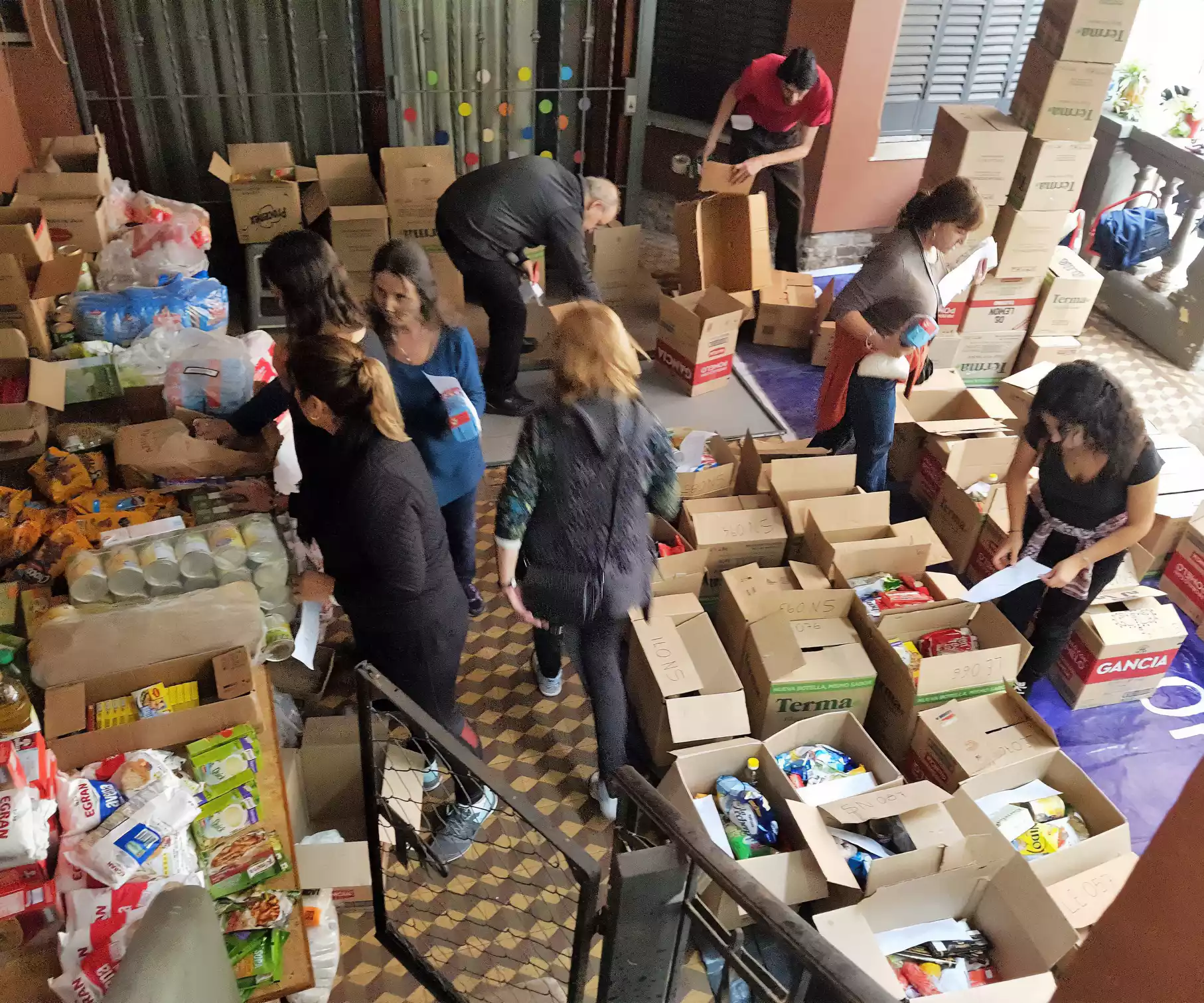 Voluntarios de Una Gota de Salud preparando módulos alimentarios