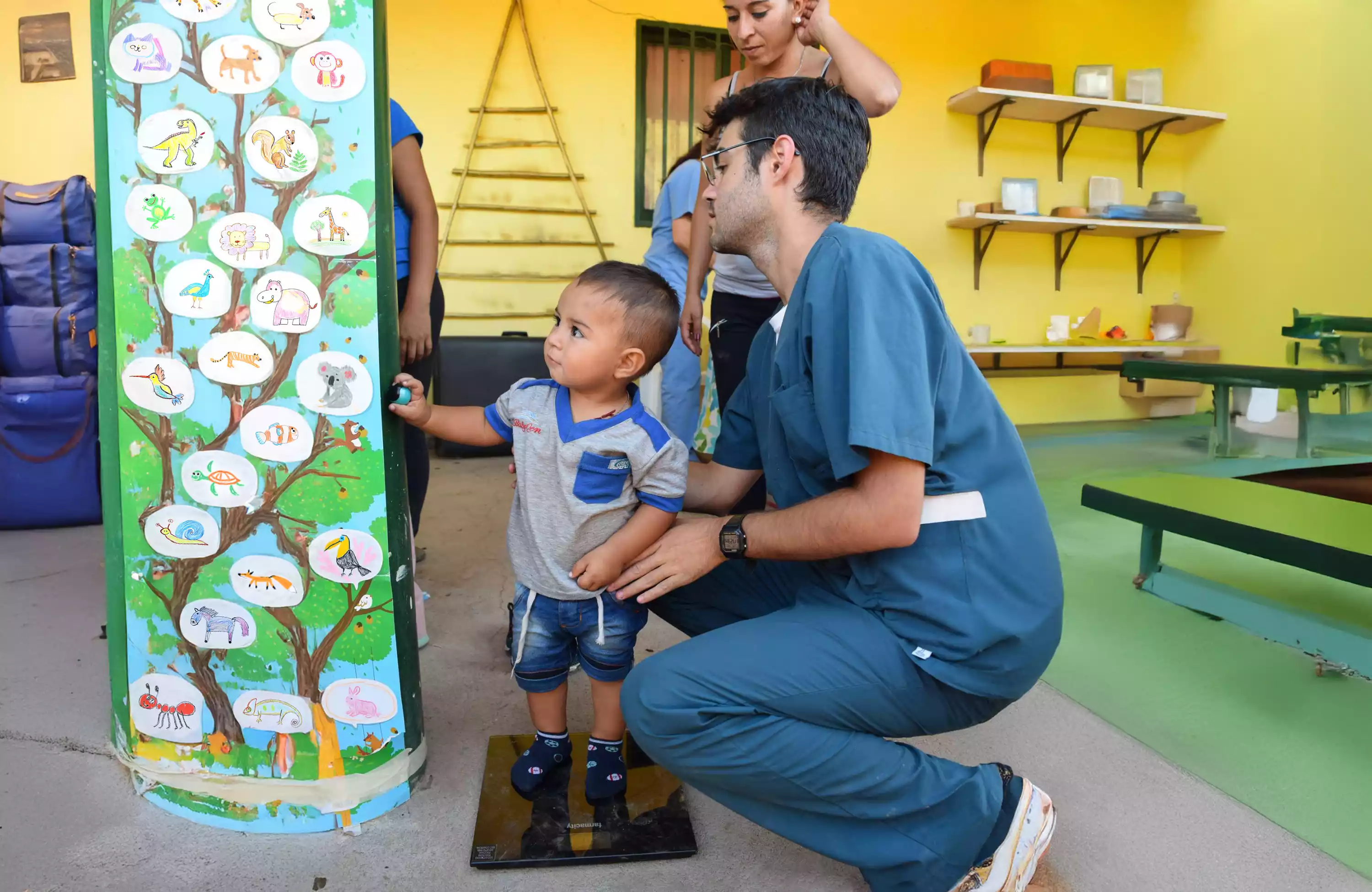 Nutricionista pesando a niño