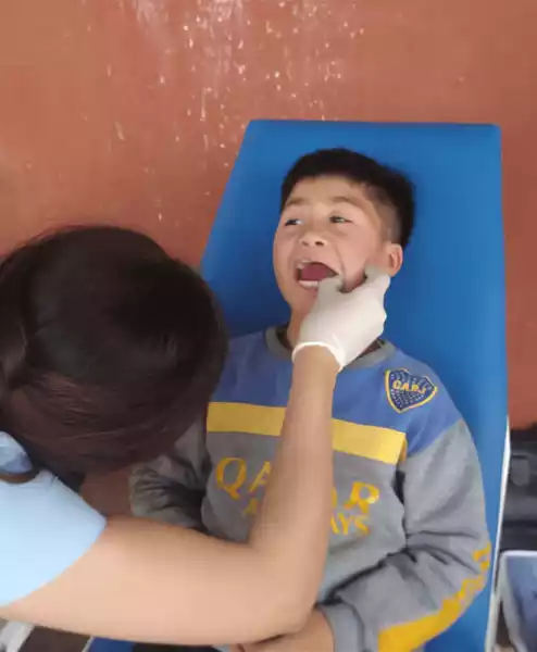 Odontóloga atendiendo a un niño