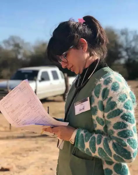 Médica leyendo historia clínica
