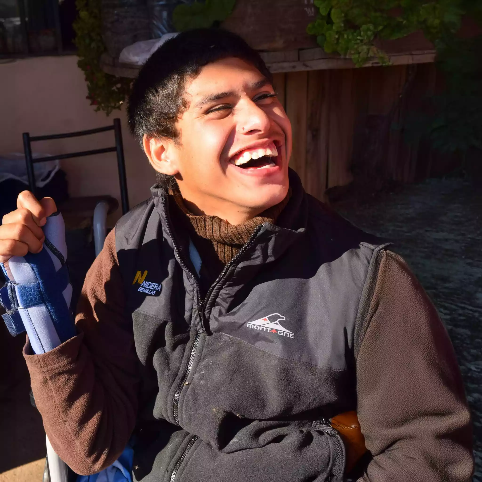 Joven en sillas de ruedas sonriendo