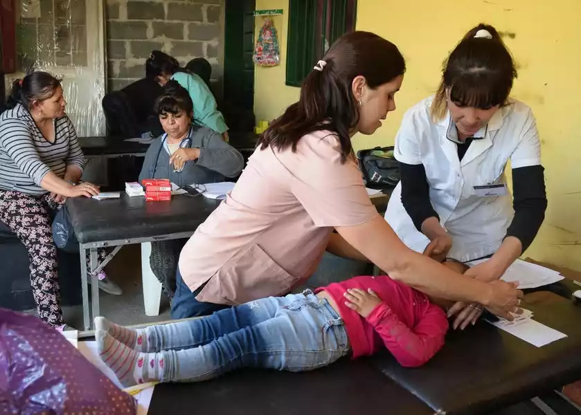 Médicas atendiendo a niña