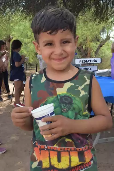 Niño sonriente con yogurt