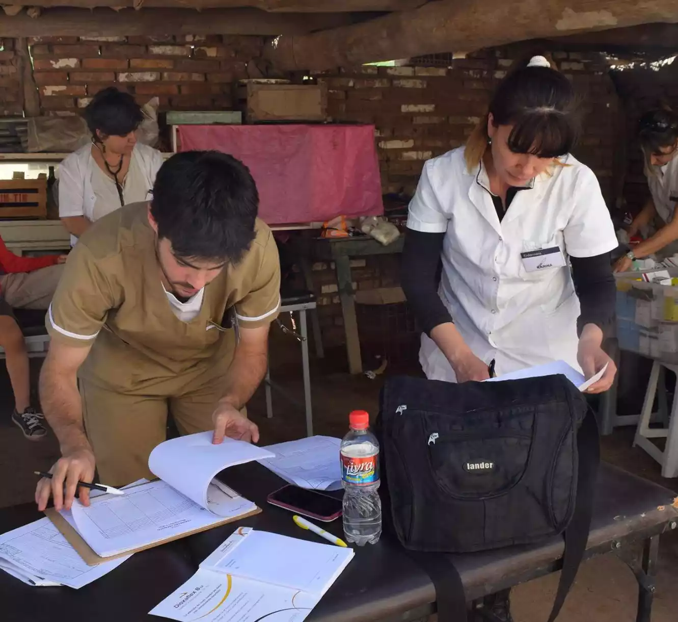 Nutricionistas revisando planillas de pacientes.
