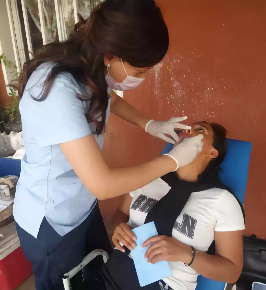 Odontóloga tratando a mujer.