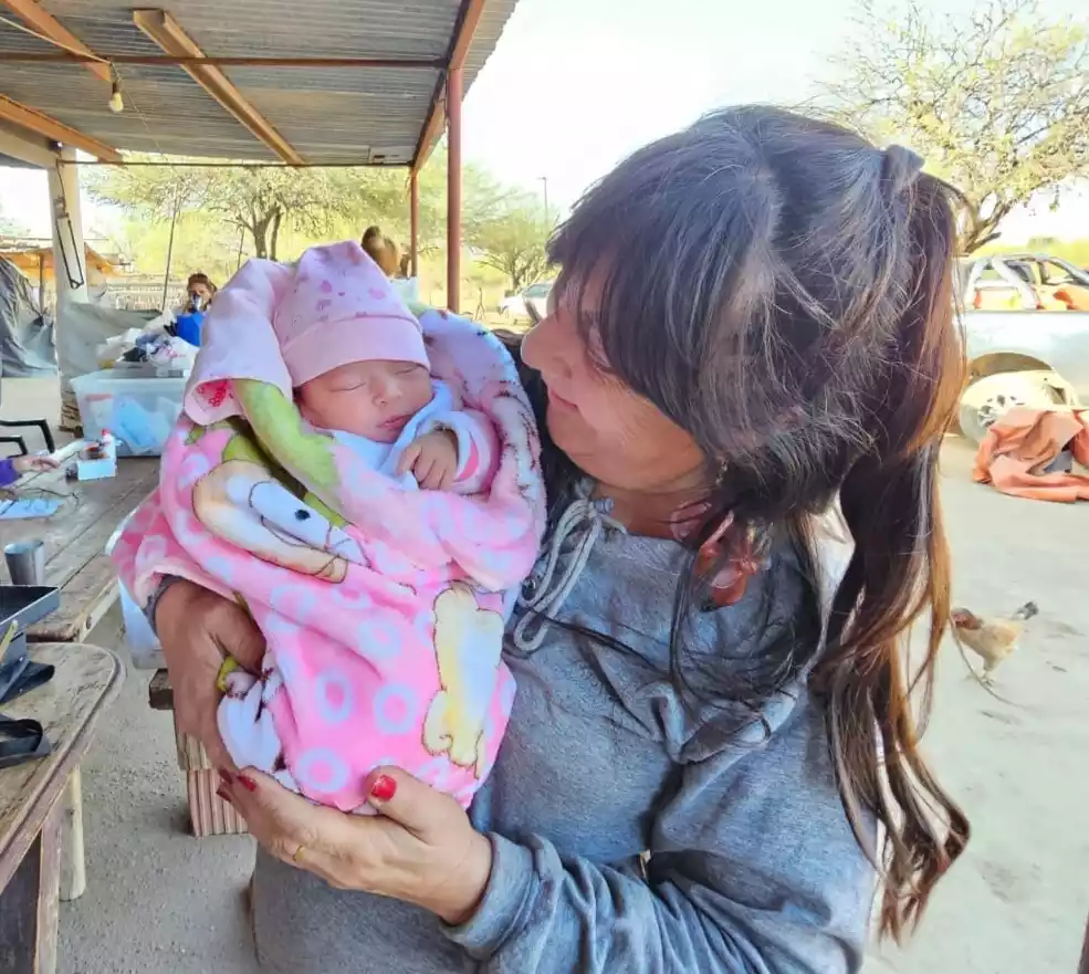 Pediatra mujer sosteniendo a una bebita.