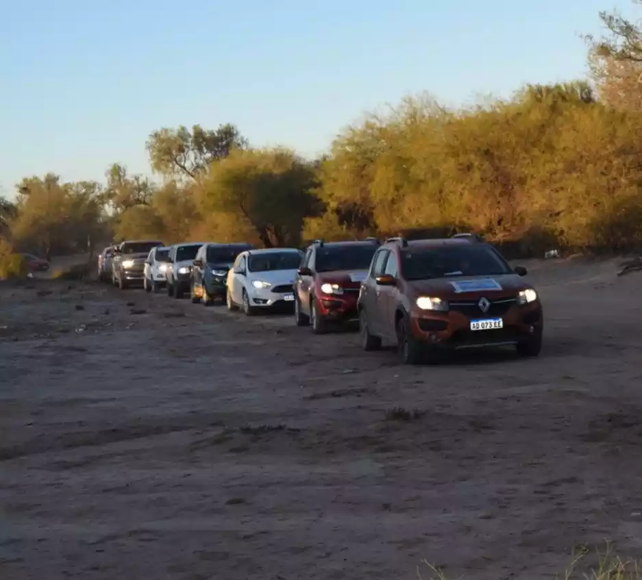 Vehículo de Una Gota de Salud yendo a un paraje.
