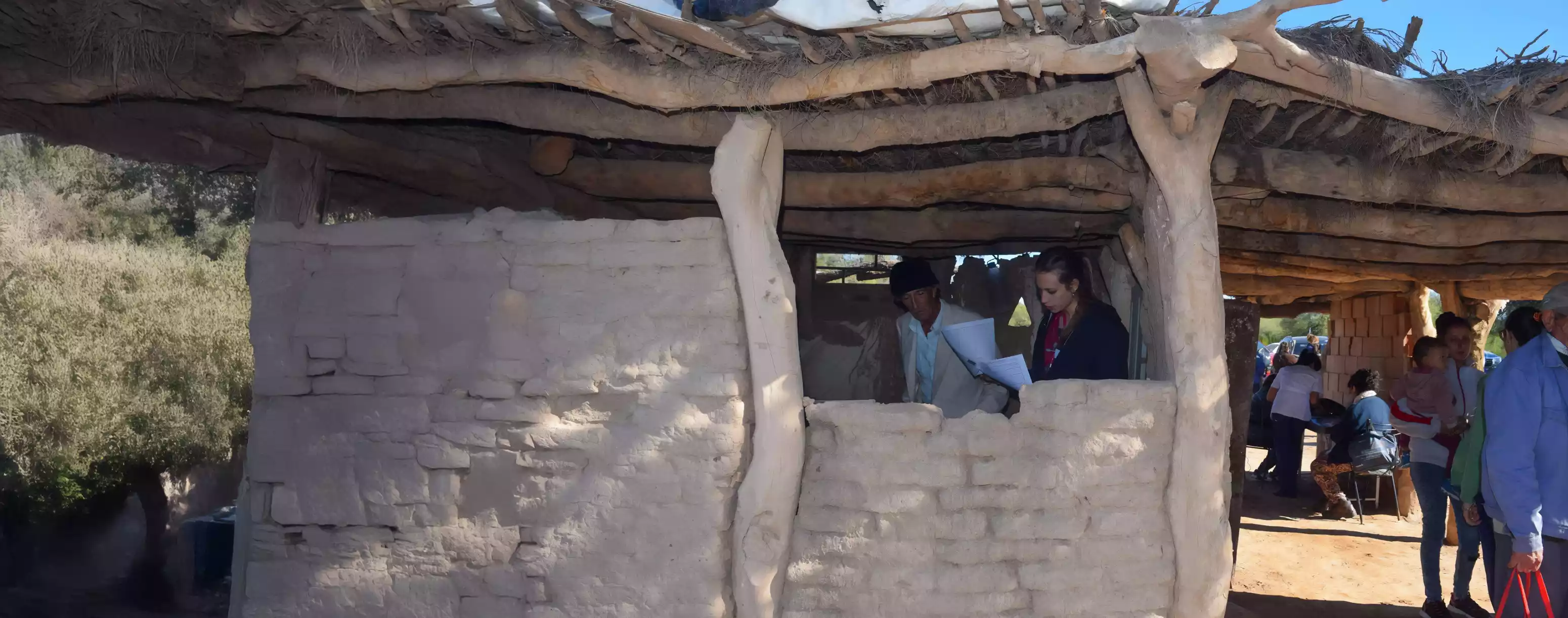 Médica atendiendo a paciente en rancho